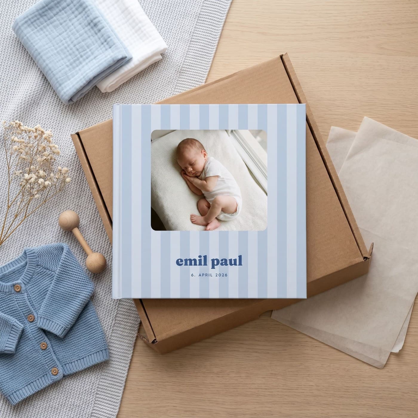 „Babyalbum Junge" im geöffneten Versandkarton
