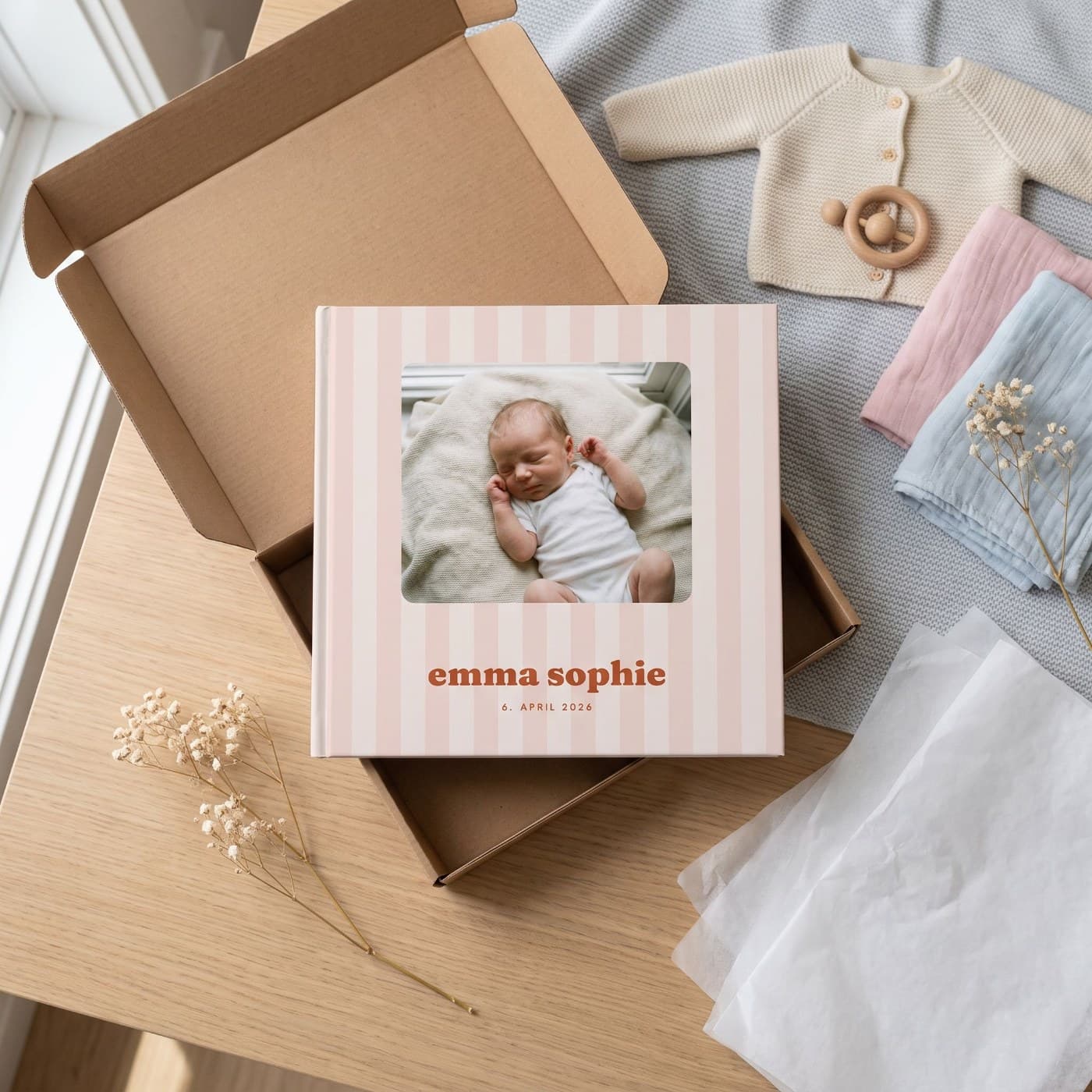„Babyalbum Mädchen" im geöffneten Versandkarton