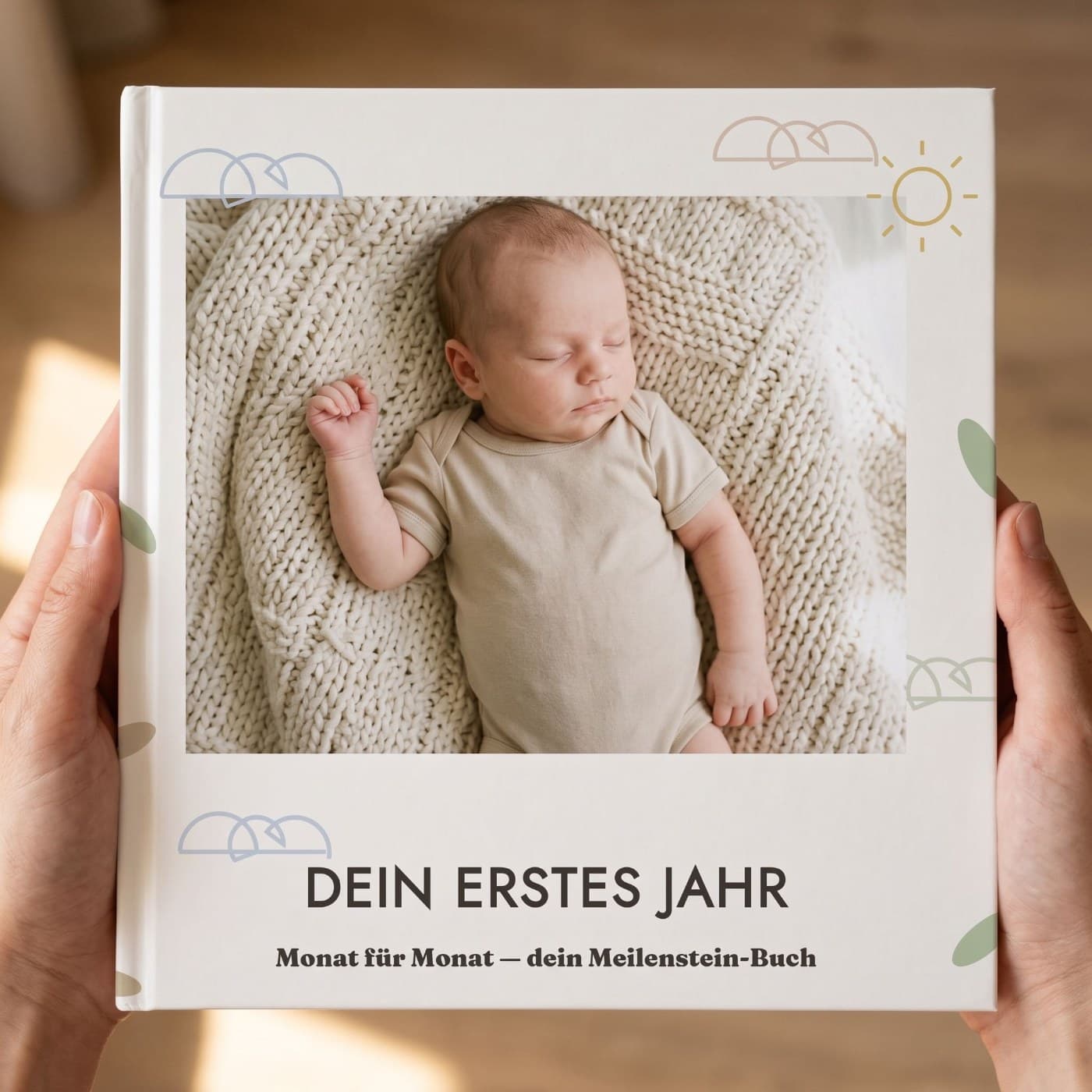 „Meilenstein-Buch" in zwei Händen, Nahaufnahme des Umschlags