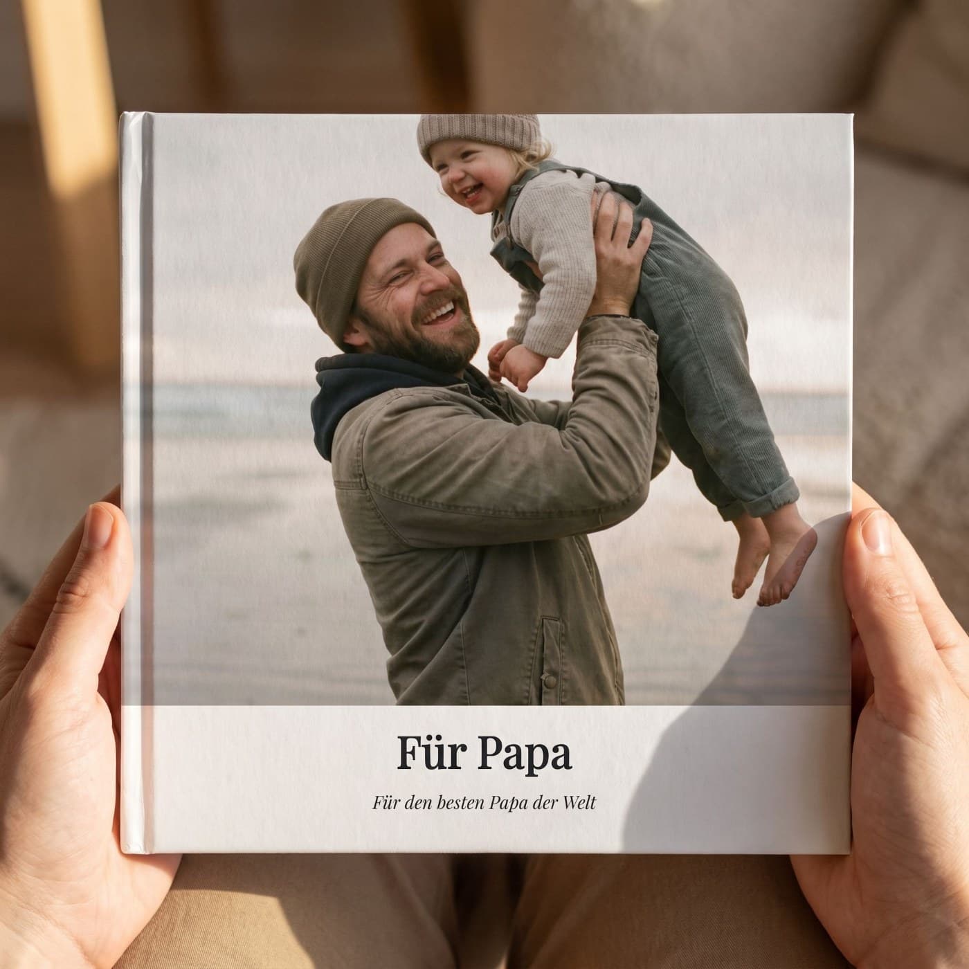 „Für Papa" in zwei Händen, Nahaufnahme des Umschlags