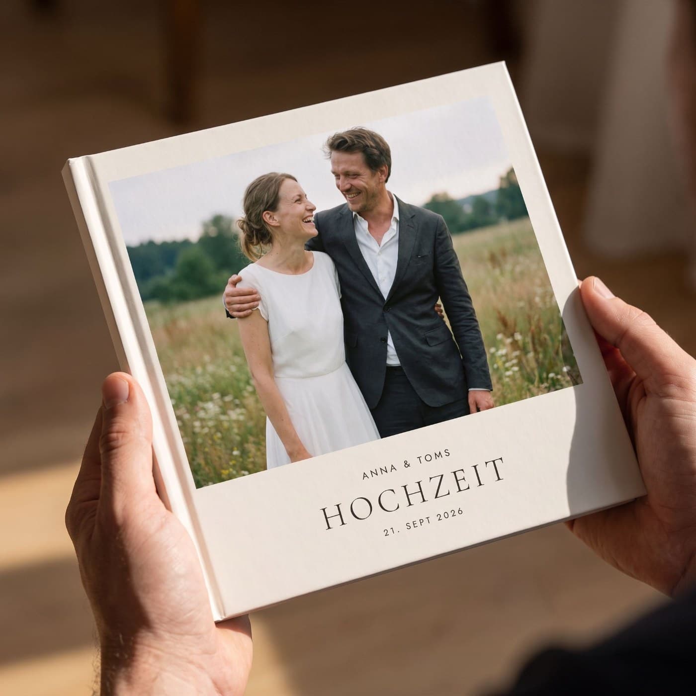 „Hochzeit" in zwei Händen, Nahaufnahme des Umschlags