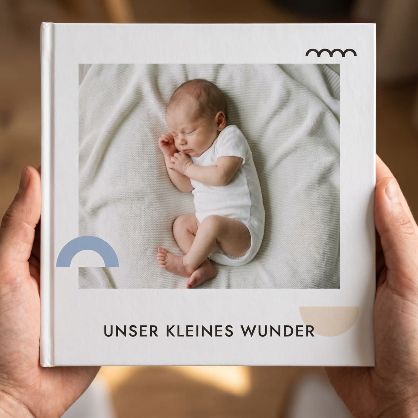 „Unser kleines Wunder" in zwei Händen, Nahaufnahme des Umschlags