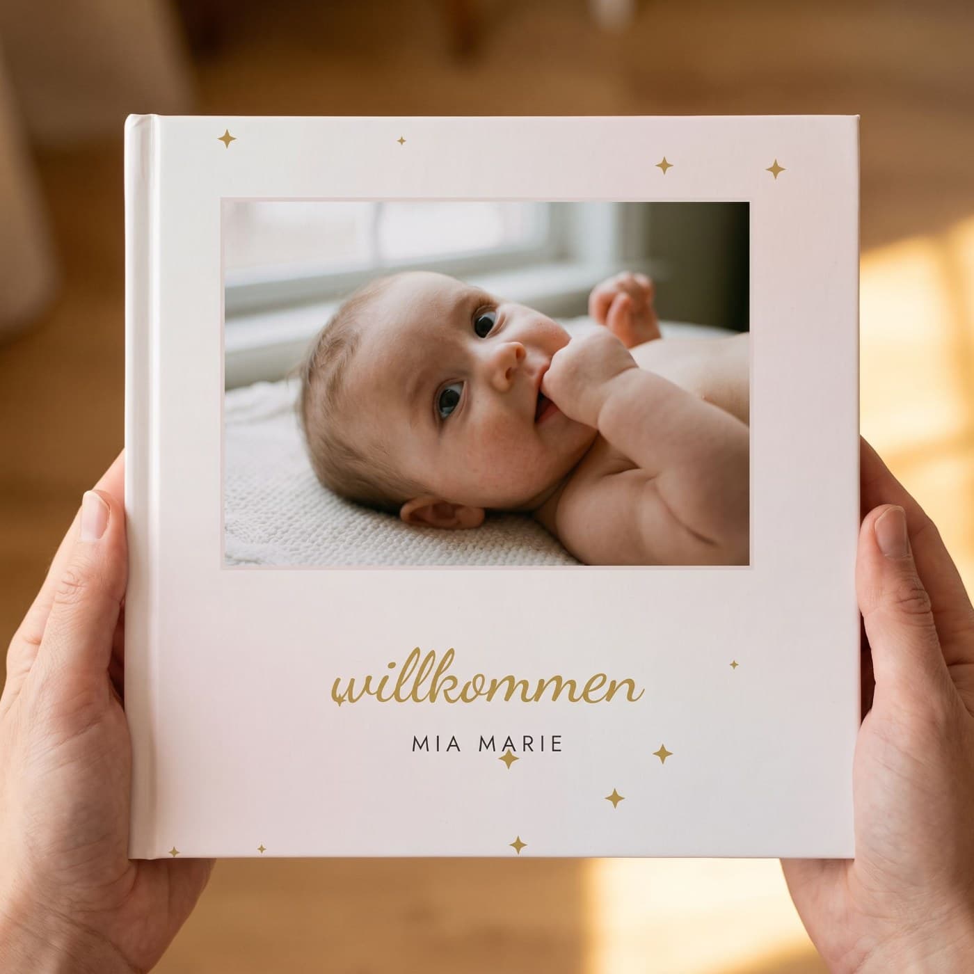 „Willkommen (Sterne)" in zwei Händen, Nahaufnahme des Umschlags