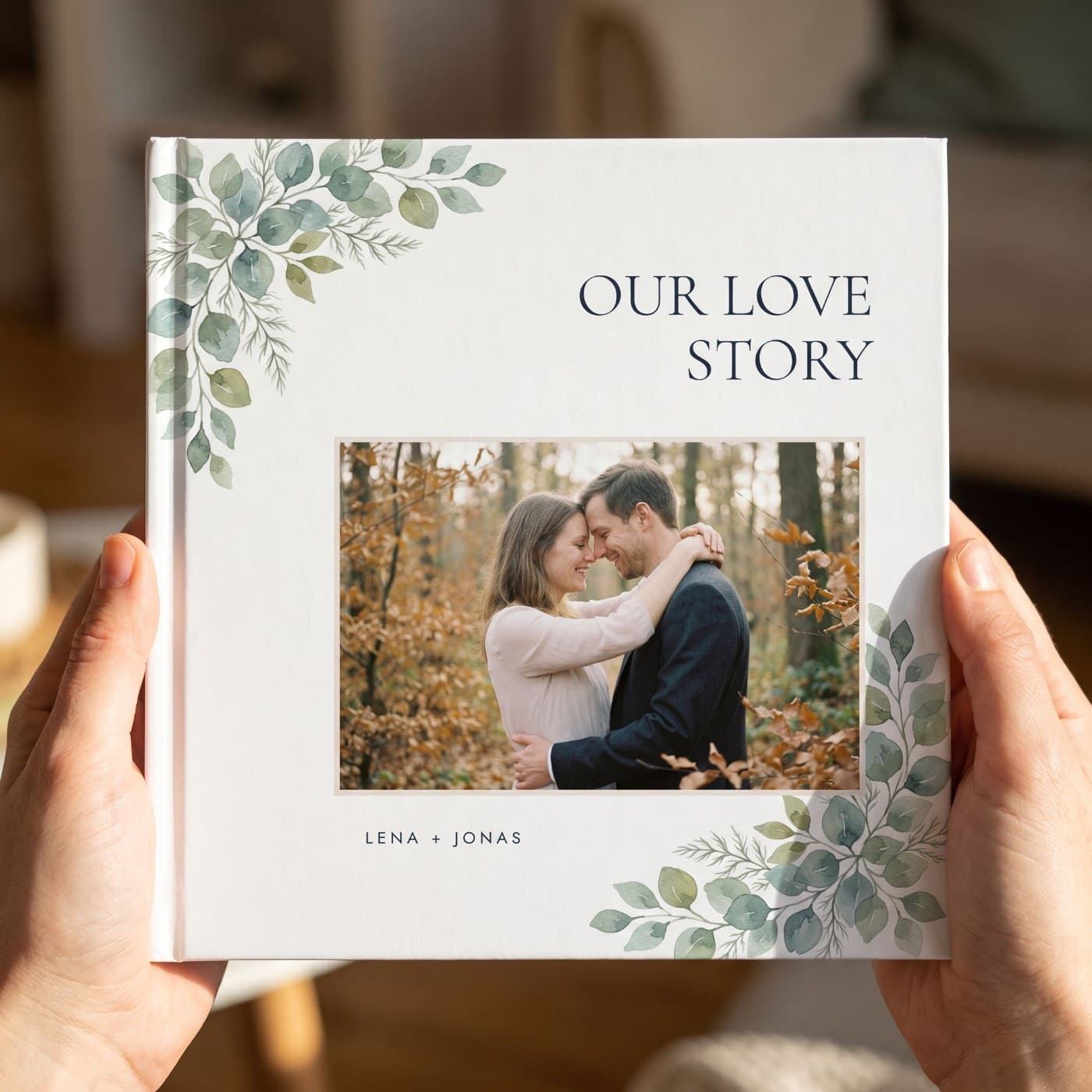 „Our Love Story" in zwei Händen, Nahaufnahme des Umschlags