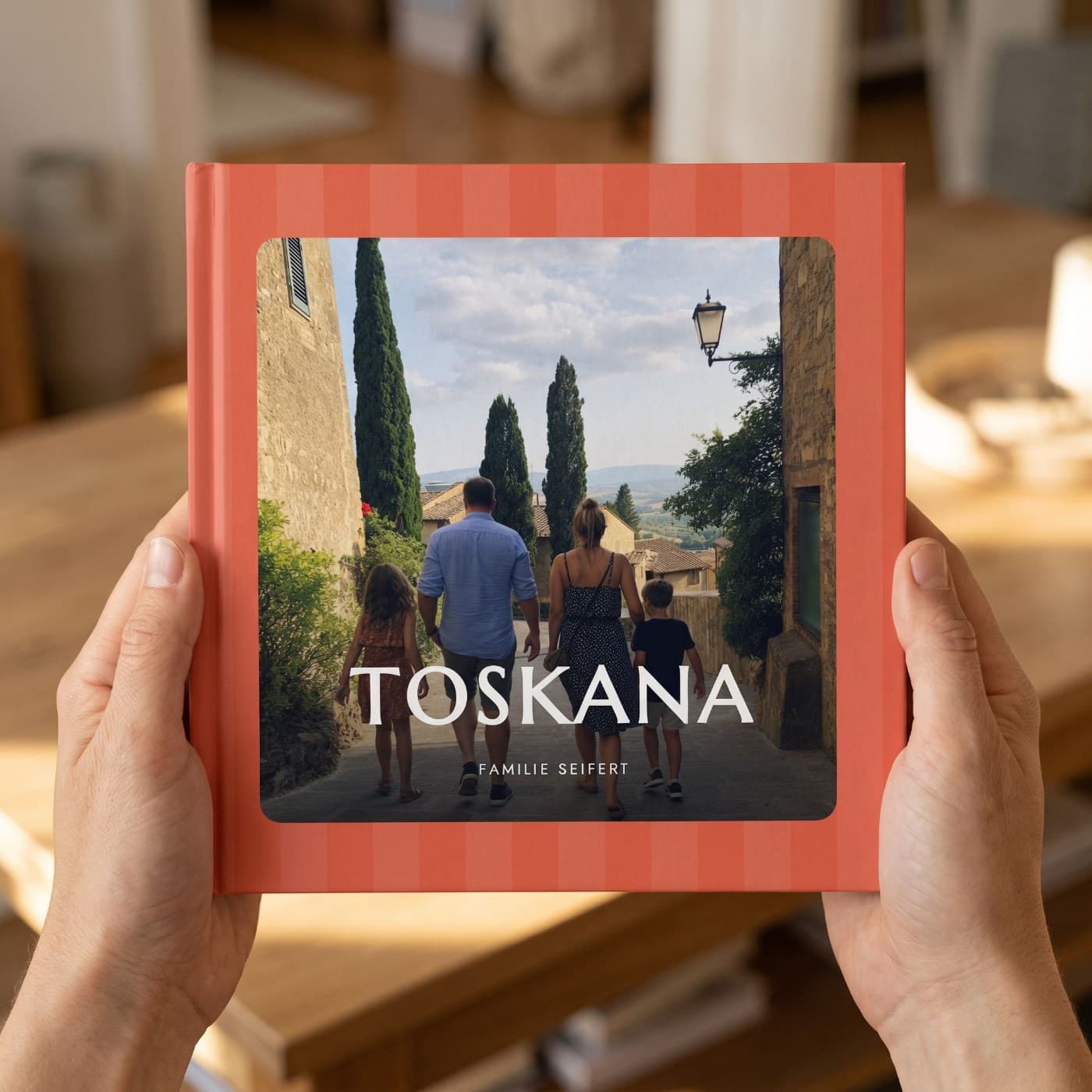 „Toskana" in zwei Händen, Nahaufnahme des Umschlags