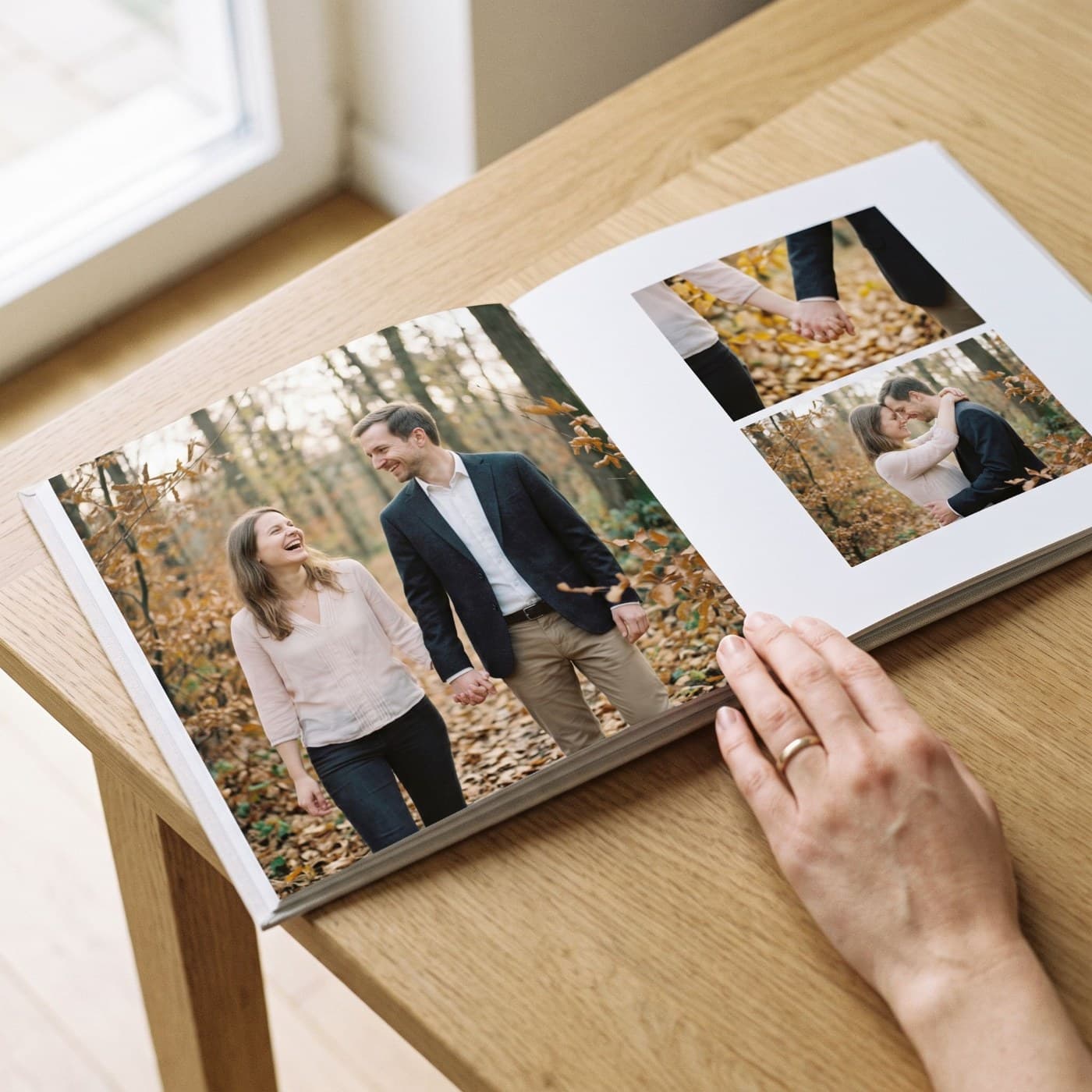 „Our Love Story" aufgeschlagen — fertiges Seitenlayout