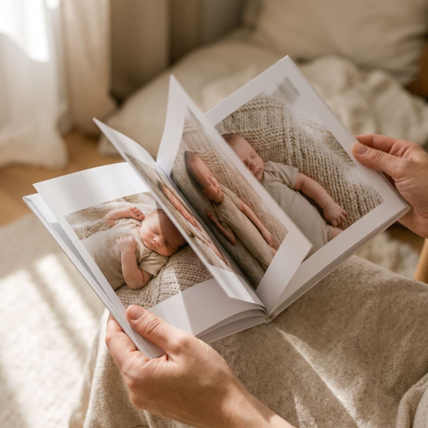 Mehrere Doppelseiten aus „Meilenstein-Buch" beim Durchblättern