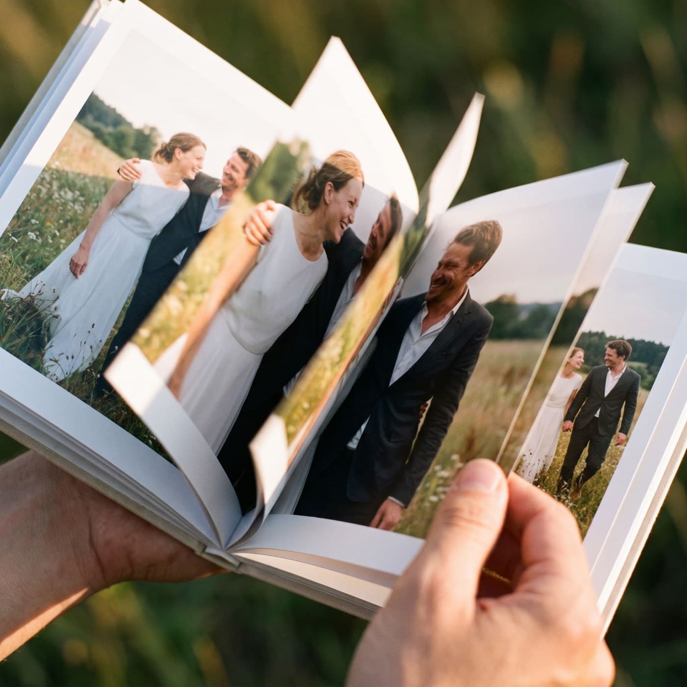 Mehrere Doppelseiten aus „Hochzeit" beim Durchblättern