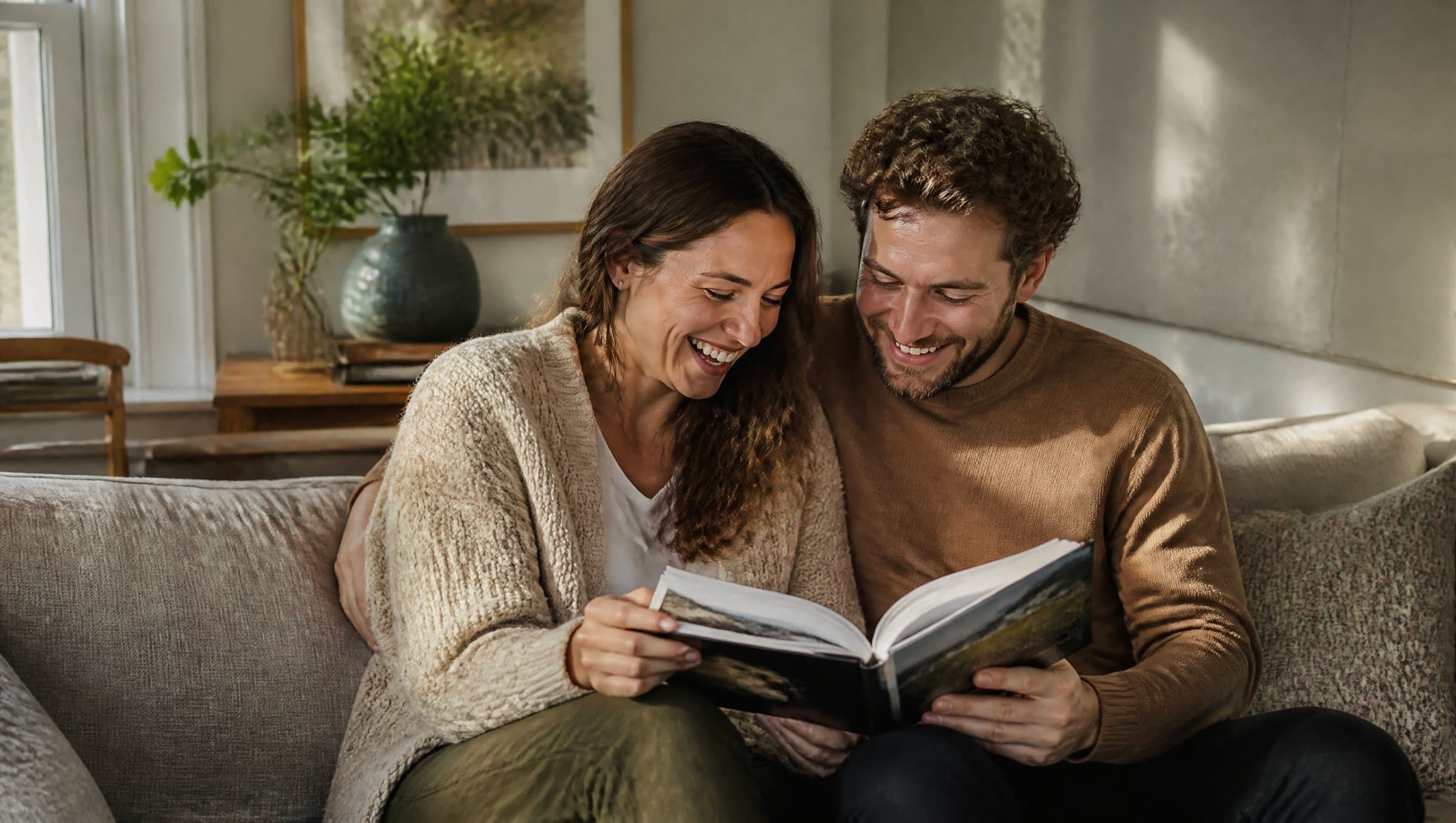 Paar blättert gemeinsam in seinem Fotobuch