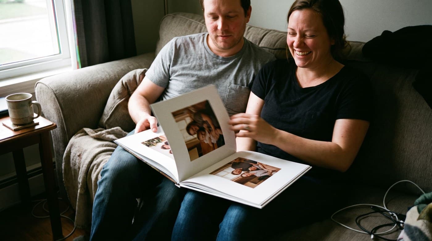 Paar blättert gemeinsam in seinem Fotobuch